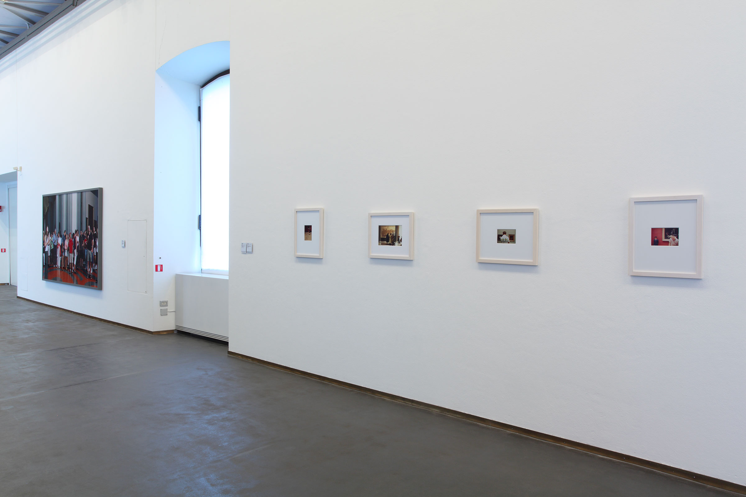 Thomas Struth, Audience 11 Florence, 2004; Luigi Ghirri, series Il Palazzo dellu0027Arte